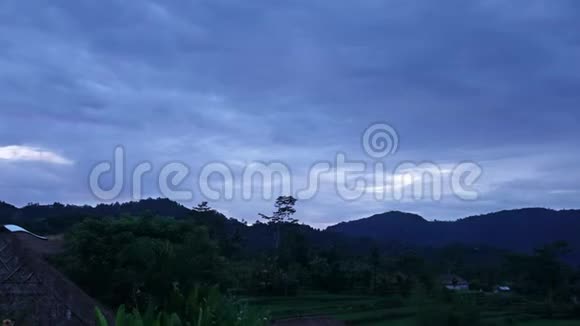 印尼巴厘岛早晨日出山地和水稻梯田时间流逝视频的预览图