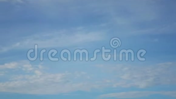 在晴朗的日子里乌云在蓝天的背景下移动视频的预览图