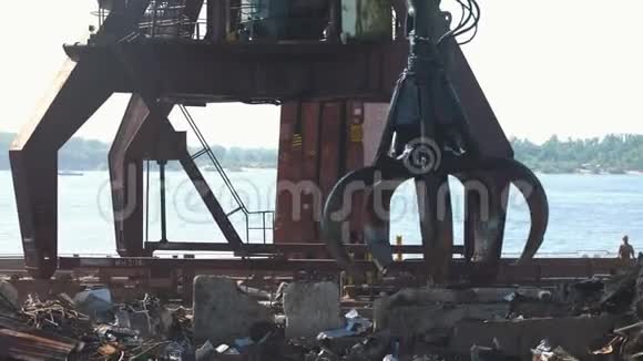 回收金属废料的起重机的特写镜头视频的预览图