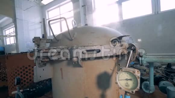 关闭工业设施中的工厂锅炉视频的预览图