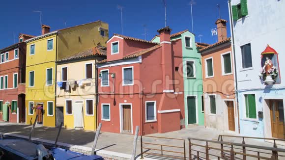 威尼斯布拉诺美丽的五彩房屋和运河全景视频的预览图