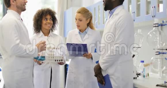严肃的科学家女性与她的团队讨论化学物质让研究人员在实验室工作视频的预览图