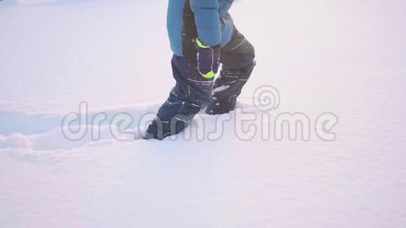 双脚特写镜头穿过深雪在新鲜空气中行走视频的预览图