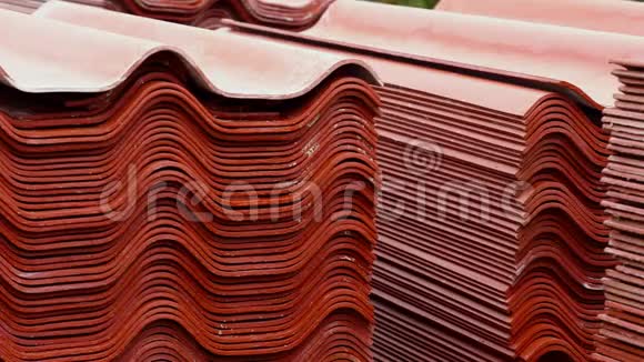 堆放红色屋面瓦片原材料为工业建筑库存录像红色屋顶瓷砖仓库视频的预览图