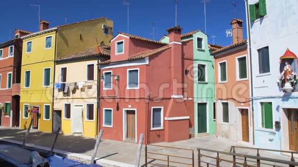 博拉诺岛上的黄色粉红色和蓝色房屋威尼斯的建筑景观视频的预览图