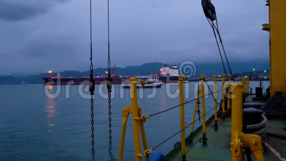 巴统港货船和浮船视频的预览图