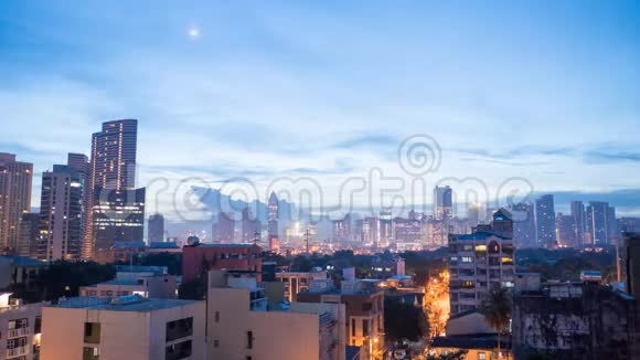 清晨在菲律宾首都马尼拉建筑物的灯光在黎明来临的时候视频的预览图