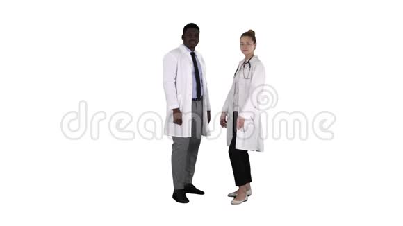 男女医生交叉双臂在白色背景上视频的预览图