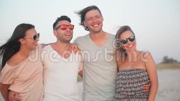 风和日丽的布鲁内特和他们的男朋友一起在海滨度过时光视频的预览图