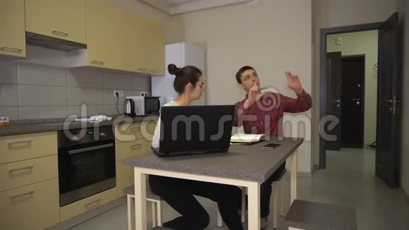 男人和女孩在家里争论工作项目视频的预览图
