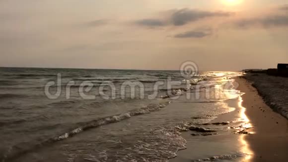乌克兰夏季傍晚的黑海景色视频的预览图
