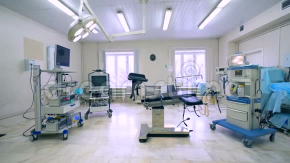 一间充满医院设备的妇科医疗室视频的预览图
