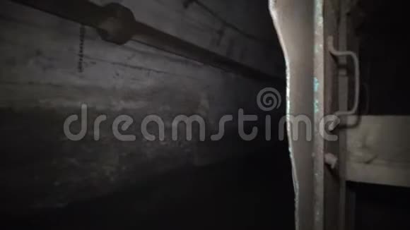 煤矿里的火车在隧道里铁轨上行驶从电车上看到视频的预览图
