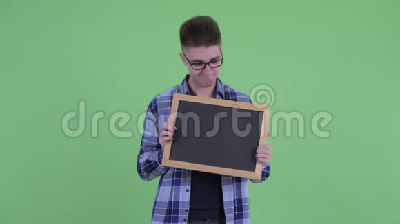穿着时髦的年轻人拿着黑板视频的预览图