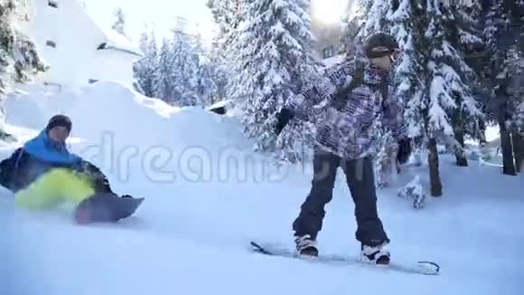 两个滑雪者在树林里骑马视频的预览图