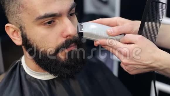 发型师给一个时髦的人刮胡子视频的预览图