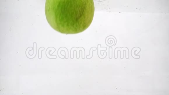 苹果猕猴桃橘子梨柠檬葡萄菠萝和浆果掉进水里隔离白色背景上的视频视频的预览图