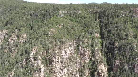 亚利桑那州橡树溪峡谷橡树溪峡谷的一个横跨树木和山脉的平底锅视频的预览图