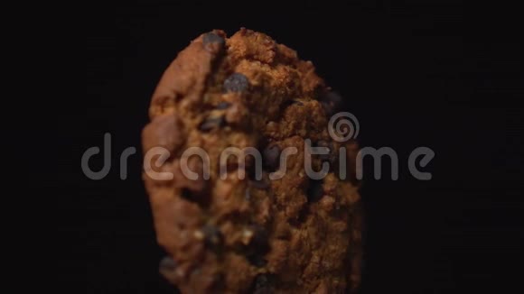 巧克力饼干在黑色背景下旋转视频的预览图