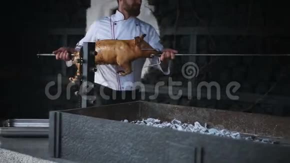 准备用唾沫煮猪视频的预览图