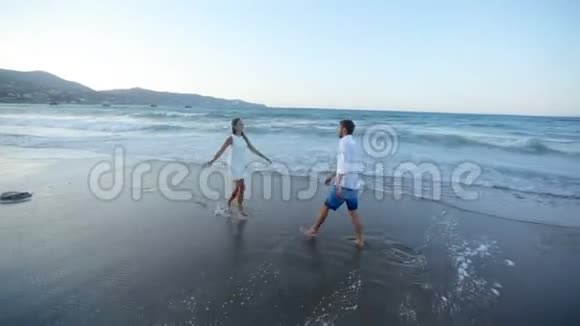 在海边的男人和女孩视频的预览图