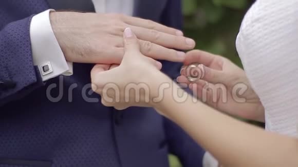 新娘戴上戒指新郎视频的预览图