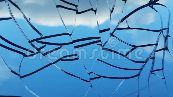 破碎的窗户有网状的裂缝俯瞰天空和云彩视频的预览图