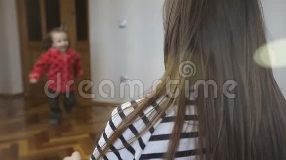 一个小女儿在家里冲进妈妈怀里给了她一个大大的拥抱视频的预览图