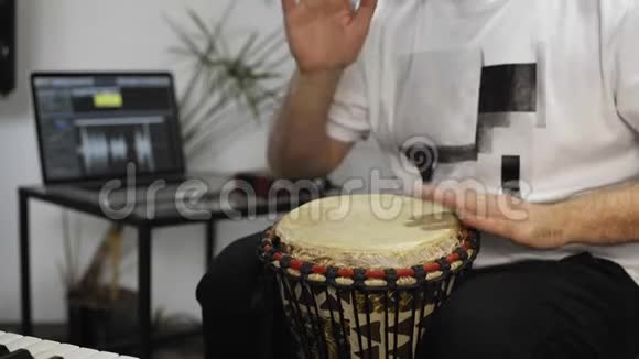 关闭音乐家在家庭音乐工作室演奏djembe鼓乐器视频的预览图