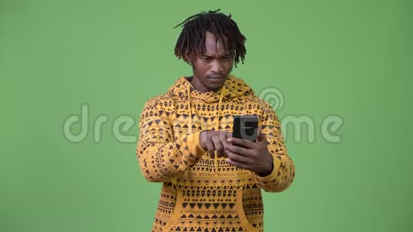 年轻英俊的非洲男人用电话接坏消息视频的预览图