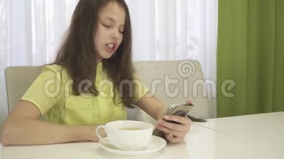 年轻女孩在早餐时通过Skype聊天股票录像视频的预览图