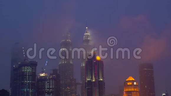 市中心的城市景观云层飘过塔楼视频的预览图