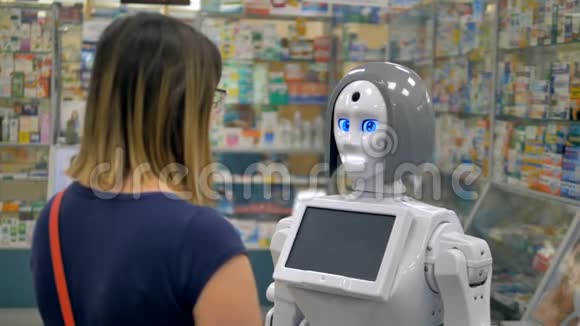 一个人形机器人在药店里咨询一个女人视频的预览图