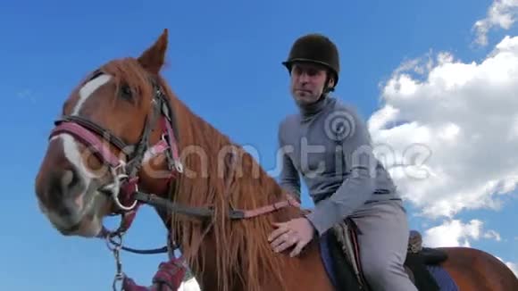 戴头盔的人坐在马背前视频的预览图