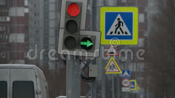 在繁忙的十字路口拍摄的路灯视频的预览图