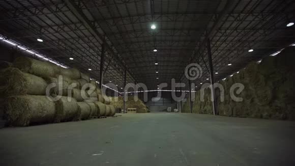 打开仓库里有很多稻草堆的灯视频的预览图