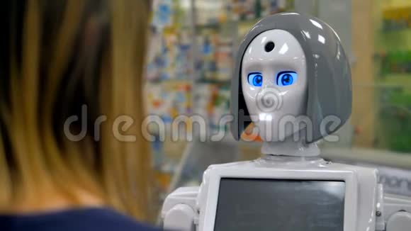 一个机器人和一个女购物者说话视频的预览图