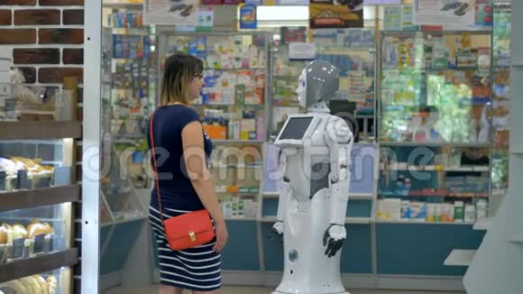 机器人与女顾客握手视频的预览图