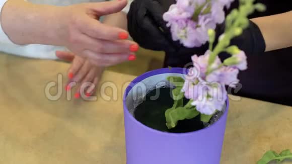 花商在盒子里做花的构图视频的预览图
