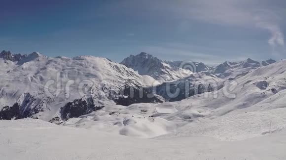 晴天美丽的冬季滑雪场山顶全景视频的预览图