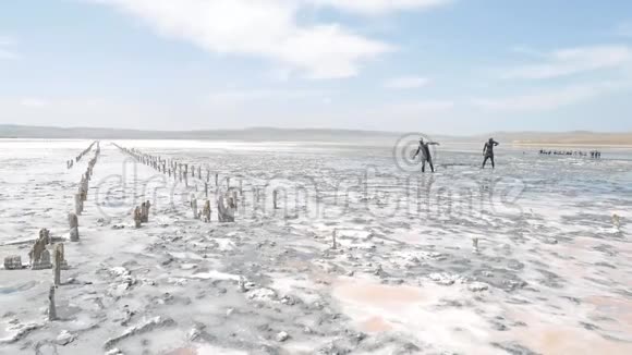 带着白色咸咸海水在湖边散步的游客克里米亚俄罗斯视频的预览图