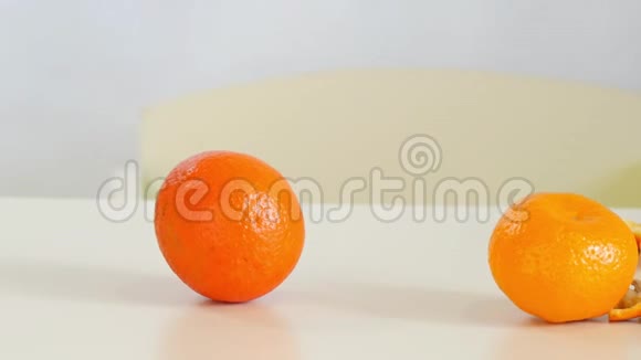 橙片和皮片分离在白色4K视频的预览图