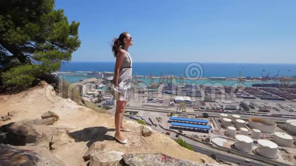 快乐的女人享受巴塞罗那的城市景观视频的预览图