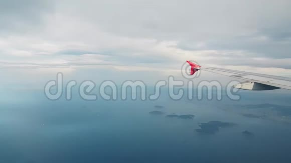 飞机飞越海面从窗口观看视频的预览图