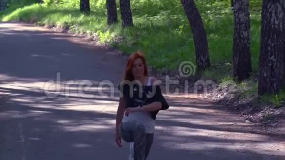 黄色动作红色头发的女人跑步后揉着脚上午充满活力视频的预览图