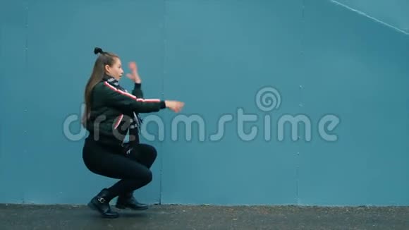 女孩子在街头跳舞嘻哈时尚视频的预览图