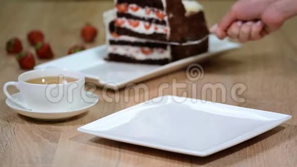 把一块巧克力蛋糕和新鲜草莓放在盘子里视频的预览图