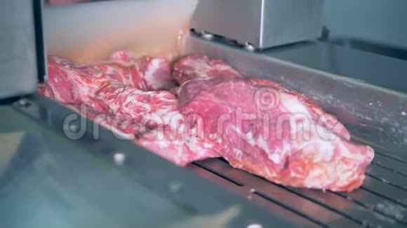 肉沿着工厂的皮带从下面穿下去视频的预览图