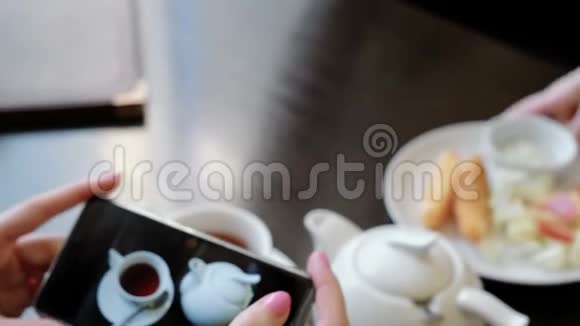 不可辨认的黑发女人长发照片一杯茶和茶壶在桌子上模糊视频的预览图