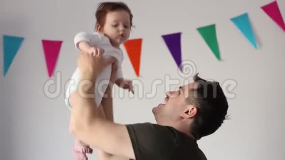 爸爸和一个孩子玩得很开心视频的预览图